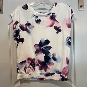 Nicole Miller floral short sleeve soft sweatshirt style top. GUC!